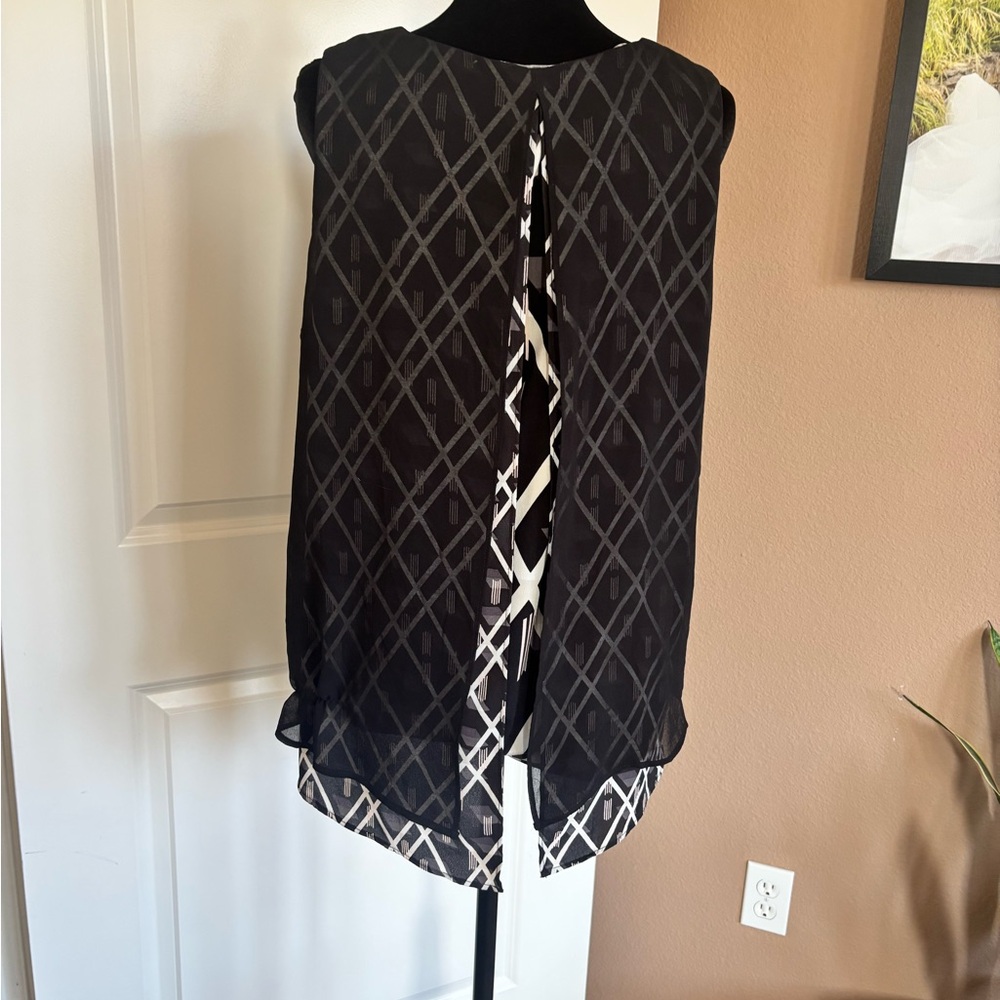 White House Black Market Black & White Geometric Split-Back Blouse